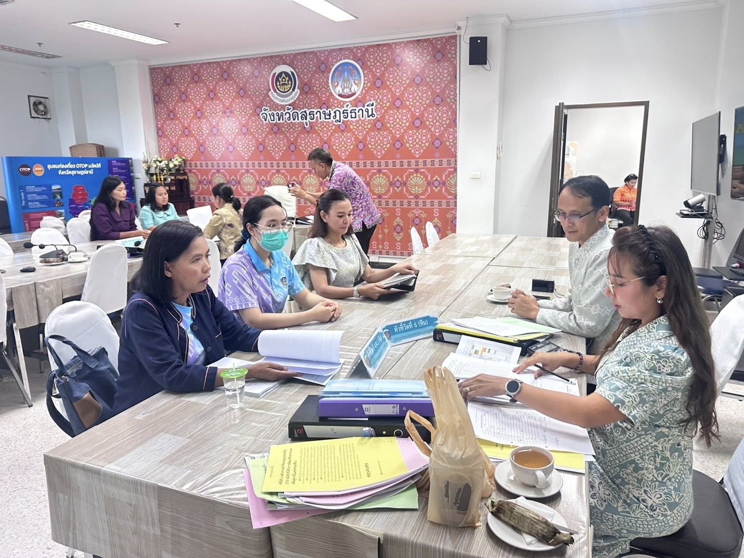 พช.เมืองสุราษฎร์ธานี รวมพล!! นำเสนอผลการปฏิบัติราชการตามตัวชี้วัด ค่าเป้าหมาย และน้ำหนักการประเมินผลการปฏิบัติราชการ รอบที่ 2 ปีงบประมาณ พ.ศ. 2568